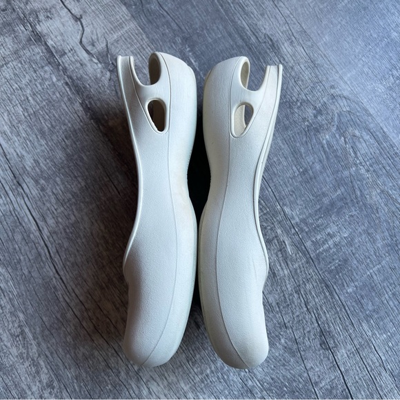 Crocs slip on sandals ivory size 9 - Picture 8 of 9